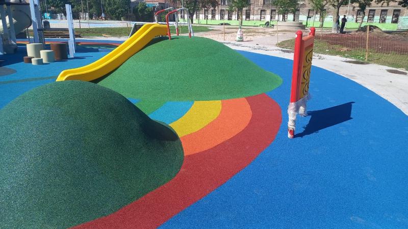 Pavimento continuo in situ para parques infantiles